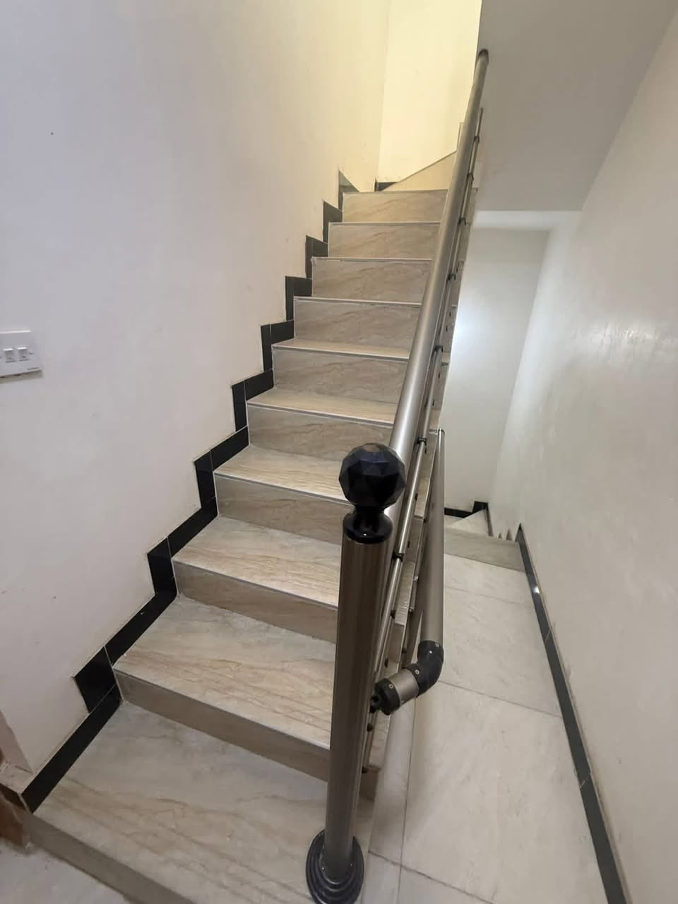 بيت للإيجار
🔹 المساحة: 50 متر
🔹 يتكوّن من:
 •غرفتين نوم
 •صالة
 •مطبخ
 •كراج
 •خدمات متوفرة
📍 العنوان: الدورة – حي آسيا
📞 للاستفسار: ***********
