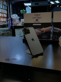 13 برو ماكس للبيع بسعر 500 الف مبدل شاشه  وبطاريه اصليات للتواصل 07882...