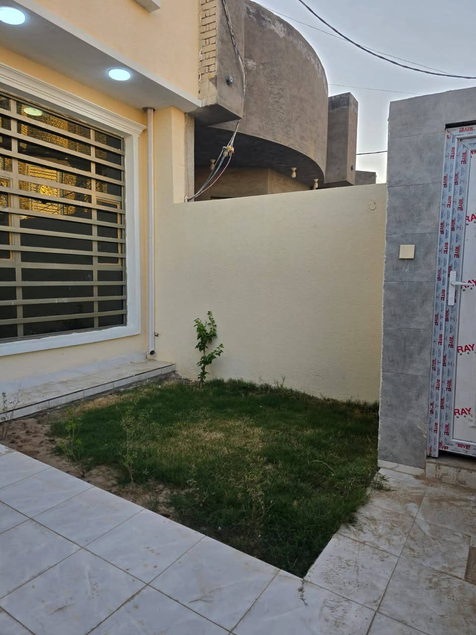 دار سكن للبيع ١٥٠م طابو زراعي كوت حي الحكيم نزلت مجمع الخيرات الطبي يبعد عن الشارع العام ٣٠٠م بناء حديث طابوق مرقم من قبل البلدية للإستفسار الاتصال على *********** أو مراجعة مكتب دلالية الروان @
