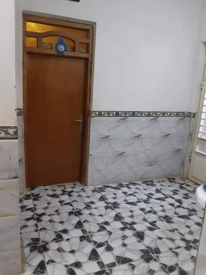 سلام عليكم
البيت البيع طابو صرف 
مساحه ((200))متر حي موظفين قرب سايدن جدد
البيت طابق ونص كله مسلح 
يحتوي طابق اول على
استقبال 
وصاله 
ومطبخ 
وغرفتين نوم 
وصحيات داخليه 
وصحيات خارجيه ومناور
طابق ثاني 
غرفتين نوم وصاله وصحيات كامله 
كل خدمات موجوده
سعر ((160))وبي مجال 
استفسار اتصل 
((***********))((***********))
اخوكم أبو عراق...
