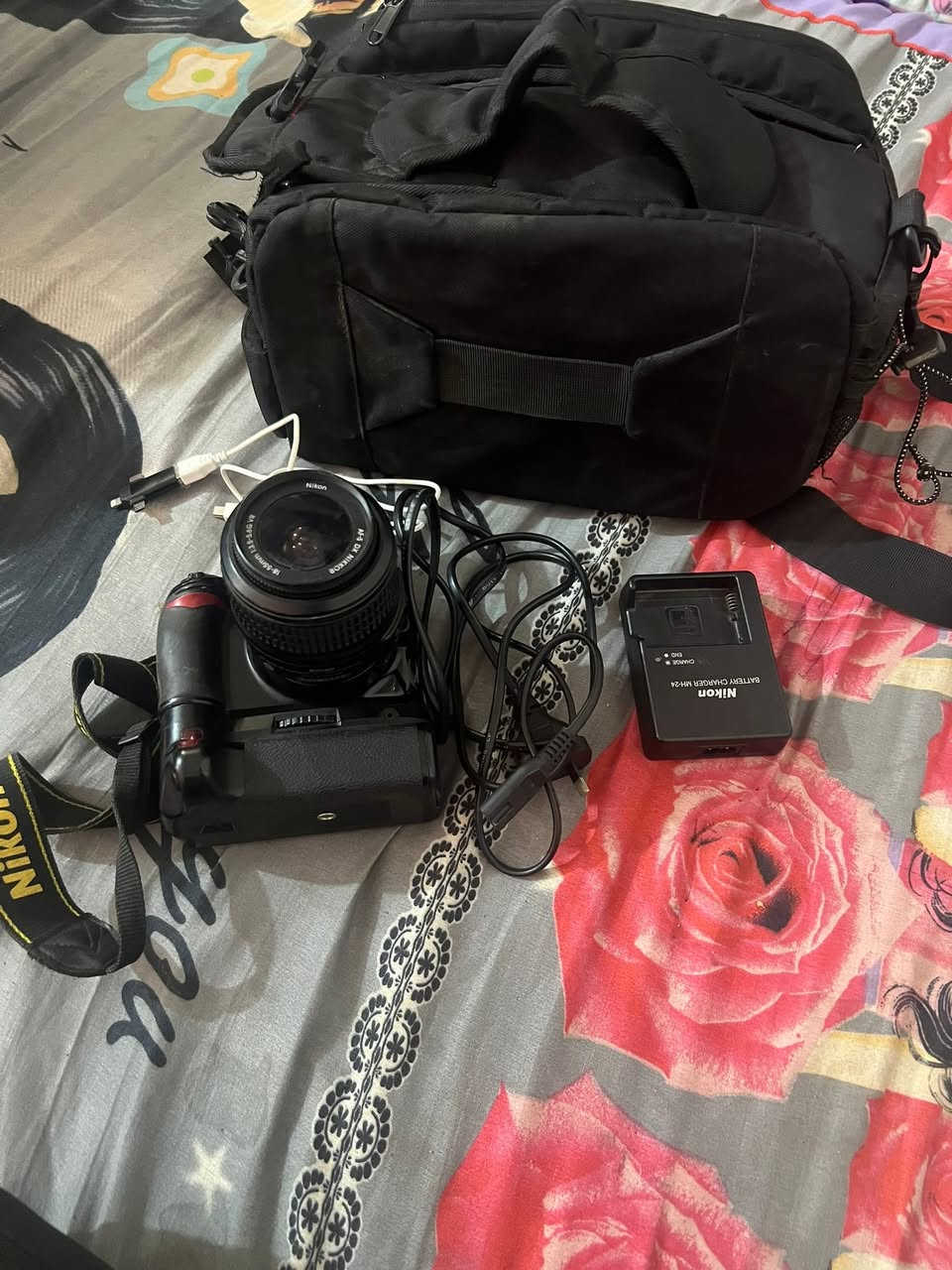 سلام عليكم كامره نيكون نضيفه مع غراضها وجنطتها وكيبل نقل صور للتليفون سعر 250 وبيها مجال *********** الكماليه ً
