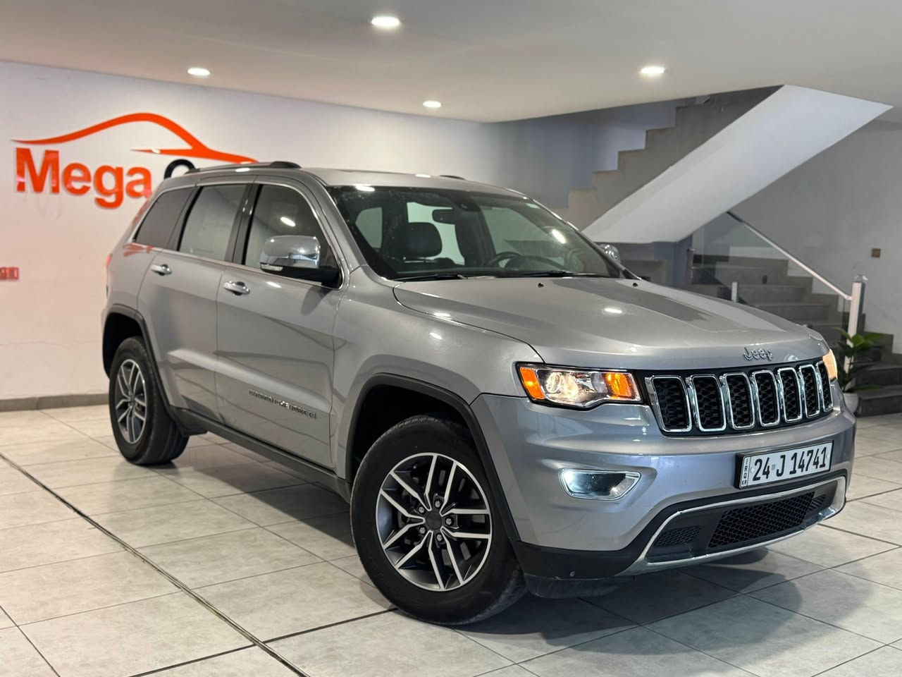 جيب كراند شيروكي 2021 4x4 كلين تايتل
ماشيه 113,000
فول مواصفات limited 
سيارة جاهزه من كل شي سيرفس كامل
داخله كلين بس هنا صار بيها مكانتين صغار تعديل بارد 
بدون اي داخل او ايرباك كلها سليمه 
مكانها دهوك 
السعر 237 ومجال
***********
***********
