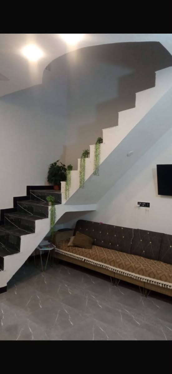 بيت للبيع مساحه 140 متر طابو زراعي سند 25 بناء طابوق حديث صب كونكريت البيت كامل مكمل ع اخر حبايه العنوان حله شارع 100 بفرع صيدليه زهراء سلام يبعد عن الشارع 120 متر السعر 65 وبي مجال بسيط استفسار اكثر اتصل واني خادم او وات ساب *********** حلة, بابل

