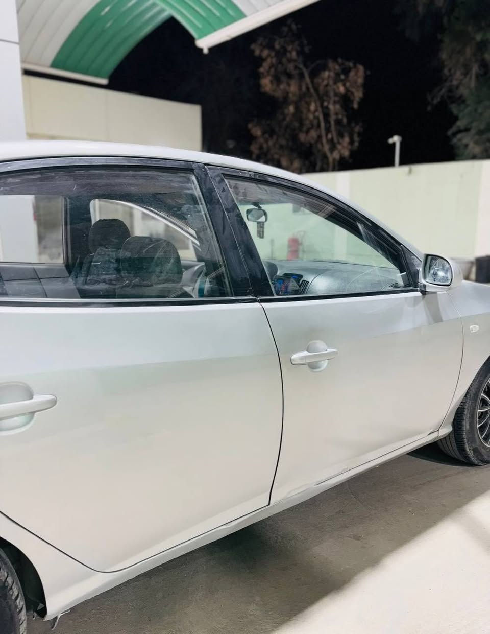 ‎بــــــــۆفـــــــــرۆشـــــتن 📢.

‎لــــۆۆۆۆۆۆۆۆک وەک شەریکە ماوەتۆ 📦📦.

‎سەیـەرەکە ماڵی دۆستە یەک دینار مەسرەفی تیا نەماوە سەقفـی شوشە نەبێ نەتەوێ

‎لەڕاستی جوانترە نەک بڵێی بەس ڕەسمە
‎ناو دەرەوەی لۆکە ماشاللە    
کوشن جلدی هیتەر
‎زەمانی هەموو شتێکی ئەکەم👍🏻👌🏻.

‎مەکینەو گێڕی وەشەرتە تەبریدی سارد و گەرم جایزە

شاشە و کامێرا
‎سەیارەکە مۆدێلی (2008)یە 

‎سەیارەی مەعرەز نیە ماڵی دۆستە

‎بەدوای عەیبا مەگەڕێ ڕۆن و پاتری  هەمموی جایزە  

‎یەک تەقەو ڕەقەی تیا نیە برێکی مەسبووتە 

‎کەمێ مەجالی برایانەشی تیایە
لە کەلارە

‎ئەوە ڕەقەمەکەمە یان ئەدم بۆ بنێرە لە خزمەتام موشتەری نیت سەری خۆت و منیش مەهێشێنە

***********
