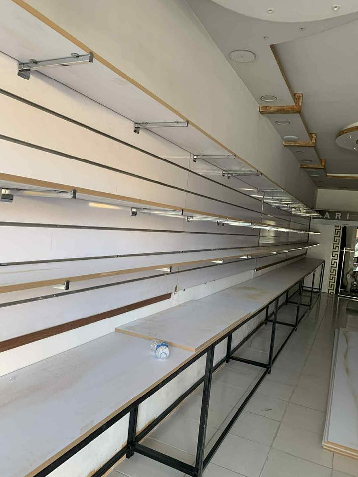 ٢٣ مەتر مێز  ٢ قات ٨٥ سانتیم بەرزی قولی ٥٠ سانتیم
داری رەفەکان ٣٠ سانتیم  ٥٠ مەتر 
Mdf یەک قالب 
قۆلی رەفە رەشەکە ٥٣ دانە سلڤەرکە ٦٥ دانە 
٥٥٠ هەزار مامەلە
***********
