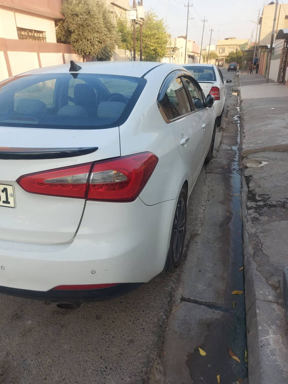 سيراتو 2013 فول للبيع
سلايت طكتين 
شفتات بلستيرن 
كامرة اصلية 
حساسات امامي خلفي 
لد نهاري
مرايات شفط 
ضررها ..الباب الخلف السايق بيه معجون والجاملغ هم بيه شوية والجاملغ الامامي امبدل 
السنوية بأسمي + كابون بانزين بيها 
***********
***********
