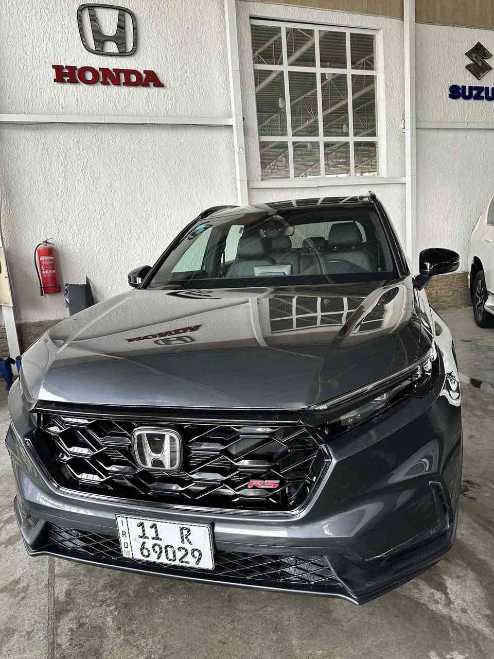 للبيع 

  2024 HONDA CRV sport limited 

هوندا سي آر ڤي هايبرد سبورت فول مواصفات 2024

 المدينة - بغداد – البياع 

•     المسافة المقطوعة    -   52  الف ميل 

------------------------------------------------------------ 

 السعر:        لمعرفة السعر   اتصل على الارقام

***********

***********

وسوف يتم الرد على الخاص برسالة بالسعر ورقم البائع 

 المواصفات :

 الموديل: 2025

 الفئة: sport limited

 محرك 2000  + هايبرد – اقتصادية وعزم ممتاز

 ناقل حركة أوتوماتيكي

 نظام دفع ثنائي

 ماشية 52 الف ميل 

 ويل قياس 18 إنج

 الحالة: ثلاث قطع تبديل ( جاملا بنيد + دعامية )

السيارة بدون صبغ

 الشاصي سليم وايرباغ السايق طاك

 استخدام ناعم

 داخلية السيارة نظيفة جداً

 السيارة خالية من أي مشاكل ميكانيكية أو كهربائية

 المواصفات الإضافية:

 فتحة سقف

بصمة 

هاند بريك بصمة

عزل ممتاز

هايبرد

قطعتين تبريد

مانع انزلاق 

ABS

 مقاعد جلد اسود كهربائي

 شاشة لمس وسطية

تحكم ستيرن

 نظام ملاحة

 كاميرا خلفية دوارة

 بصمة ودخول ذكي

 بلوتوث / USB / AUX تحكم صوتي

 نظام قيادة متعدد الوضعيات

حساسات خلفي وامامي + مري

 إنارة LED – داخلية وخارجية
