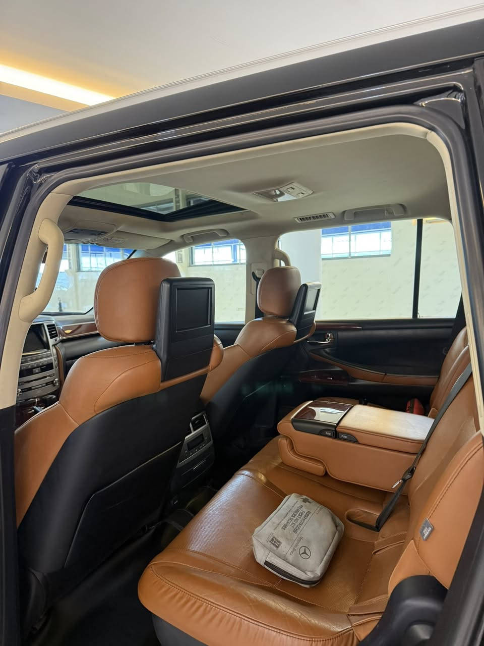 سلام وعليكم عندي لكزس 2014 فول الفول معروفه مواصفات الكزس الي يحب يشتري يخابر السعر 375 (***********
