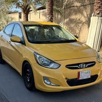 اكسنت 2013 بيهة باب السايق مصلح نفسه فقط السياره كلهة ليبل واحد  مكينه...