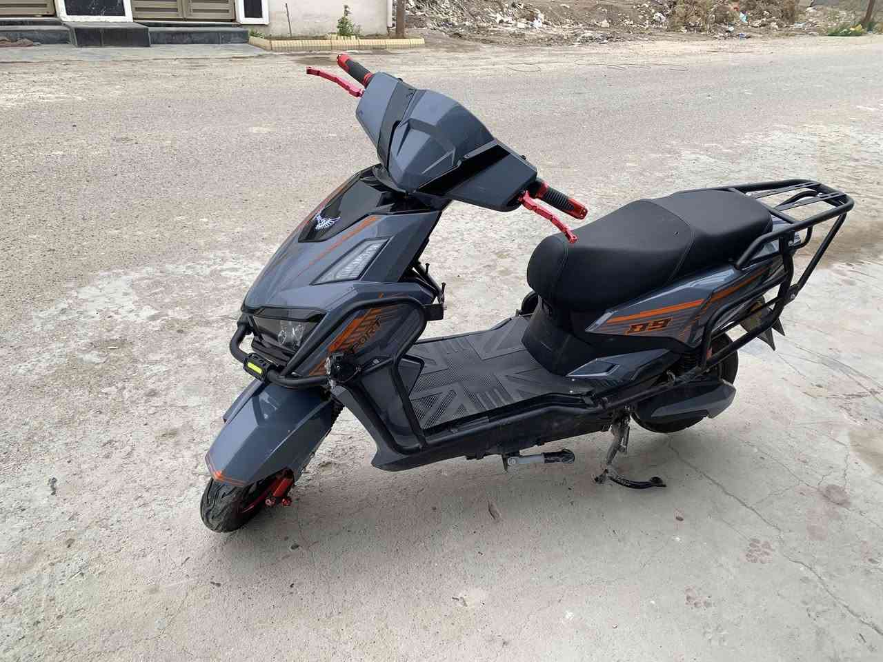 دراجه سكنس فحل شحن
تجي بصمتين وتشغيل عن بعد بيها درع وصندوك بس صندوك مشاده 
دراجه سرعتها حقيقيه 65
تمشيك 40كيلو تجي ٦ بطاريات
دراجه نضيفه مصارلي هواي من مشتريها ممستخدمها هواي 
سعر 775الف وبيها مجال شويه حك جيه مكاني بغداد دوره 
***********
