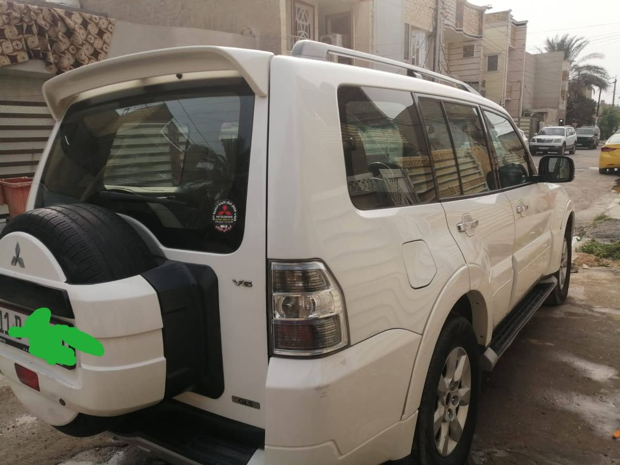 ابيض غير محدد
أرقام بغداد
فتحة
 حساسات جانبي وخلفي
إشارة ترحيب
محرك ٣٥٠٠
فور ويل
مري شفط
لايتات متحركة وضبابي
دوشمة ودواخل جديدة
تحكم
محدد سرعة
صدر جديد
صبغ جاملغات امامية
سونر موجود جديد
حبتور
٧ راكب رقم جديد
هزة جديدة
مكانهه بغداد الغزالية 
الاتصال ***********
موديل 2010
السعر 127 وبيهه مجال
