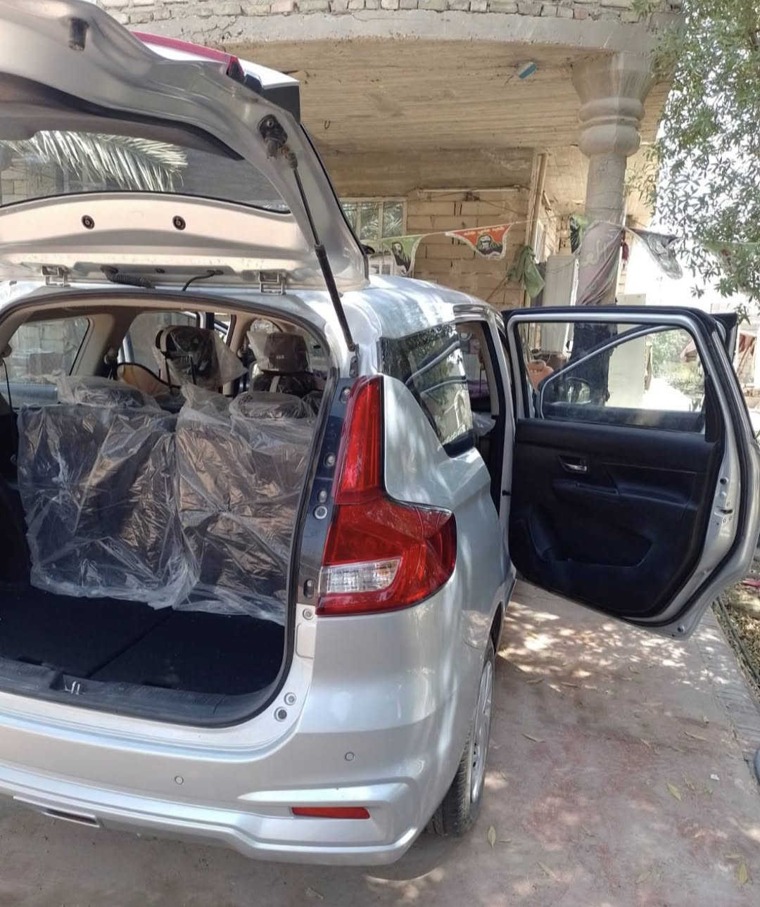 سلام عليكم
 سيارة سوزوكي 7 راكب ياباني كفالة عامة للبيع ماشيه 3000 اخت زيرو السعر 22 مليون وبيه مجال مكاني بغداد رقم ***********
