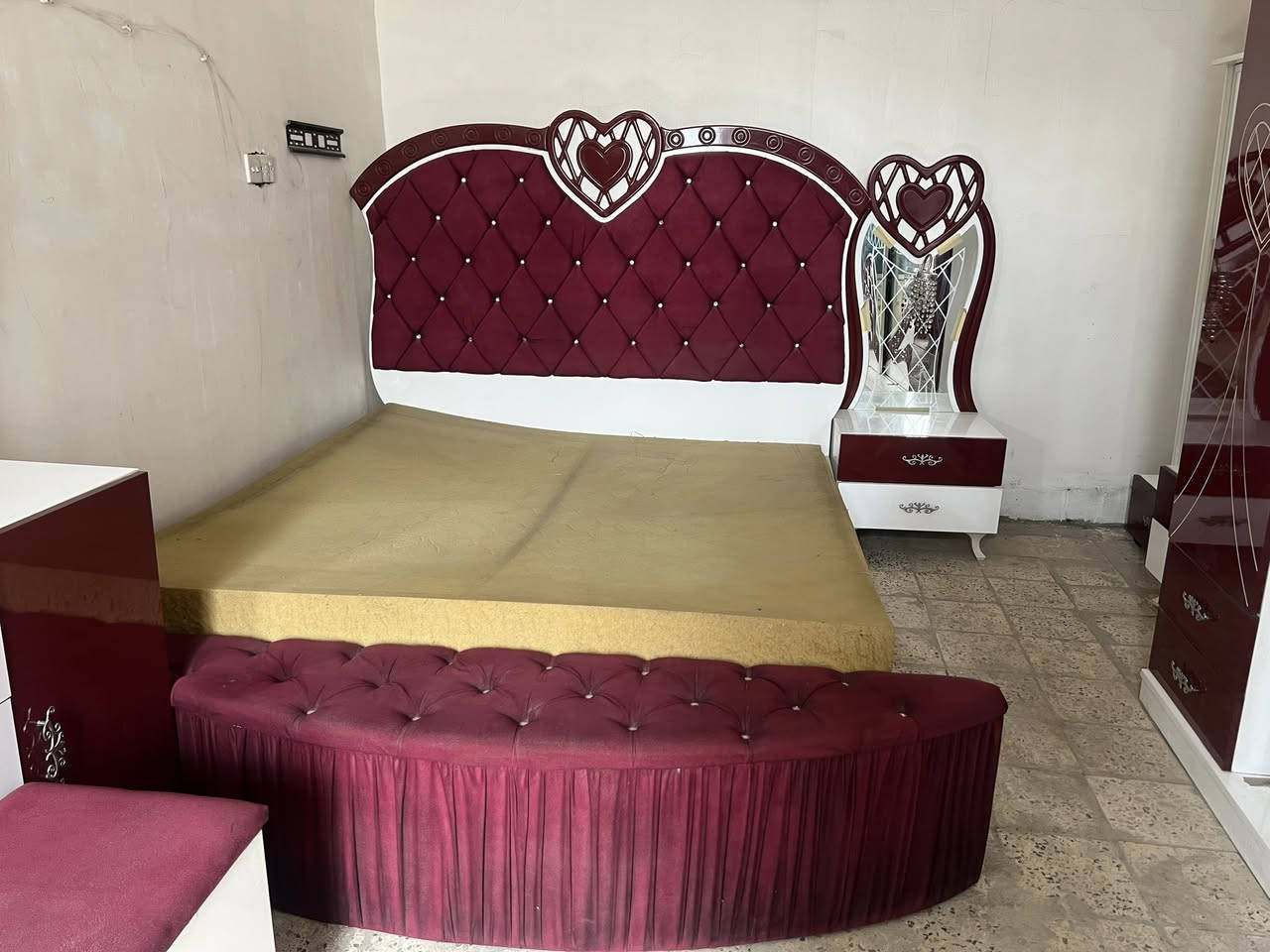 غرفة نوم تركي أصلي، استخدام شهرين فقط، حالتها ممتازة جداً ونظيفة مثل الجديدة، بدون أي كسر أو عيب.

🔹 تتكون من 7 قطع:
 • سرير مع خلفية مخمل فخمة
 • دولاب سلايد مرايا كبير (6 خانات – بابين + 4 سلايد)
 • تسريحة مع مرآة
 • 2 كومودينات
 • بنچ نهاية السرير
 • كرسي للتسريحة

🔹 لون ماروني ويا أبيض تصميم مميز وراقي
🔹 خشب قوي وثقيل وجودة عالية جداً

💰 السعر: 1,100,000 دينار عراقي(اخذتها قبل شهرين ب1,800000)
📍 الموقع: بغداد
📞 للاستفسار : ***********
