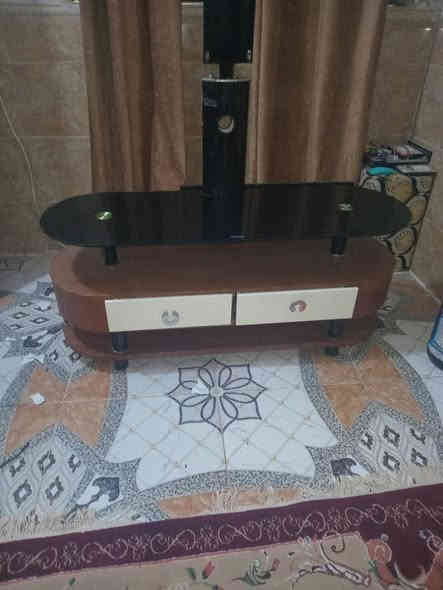 سلام عليكم معرض بلازمه للبيع نظيف مابيه شي السعر خاص او تصال ع رقم الهاتف ***********
