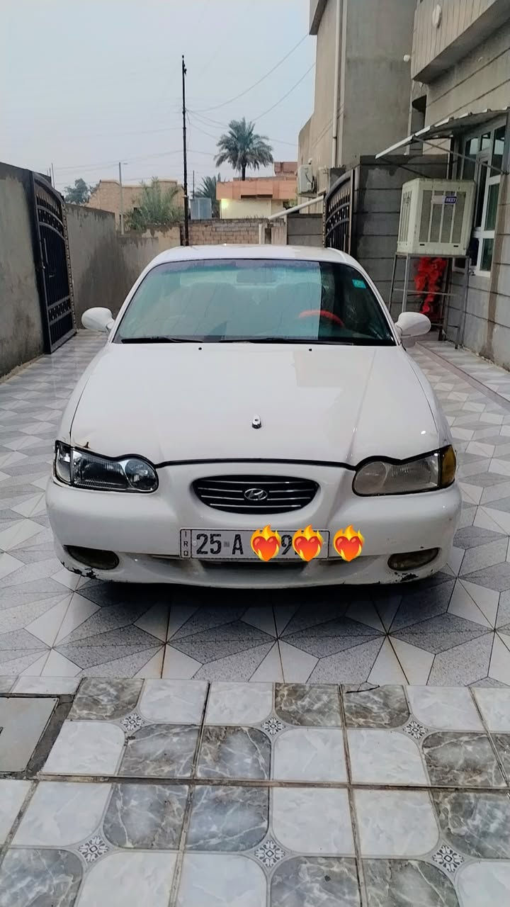 *للبيع سيارة سوناتا 3
• *الموديل:*  1998
 
• *اللون:* أبيض  
• *الوقود:* بنزين  
• *الناقل:* أوتوماتيك  
• *الحالة:*  
– الهيكل نظيف مع بعض الصبغ قطعتين  جاملغ خلف مع باب بدون دواخل
– داخلية نظيفة  
– مكيف شغال  
تدفئه شغاله
– إطارات بحالة جيدة  
بطاريه جديدة
شرط التحويل سياره بأسمي
*السعر المطلوب:* 35 ورقة 
*الموقع:* (المحافظة /صلاح الدين / شرقاط) 
*للتواصل: ***********
