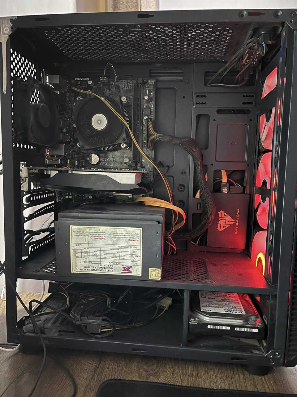 حاسبه للبيع وهاي مواصفاتها بالصوره للامانه ممجرب العاب عليها بس هيه جانت مال قاعه مال العاب ولاعب عليها قبل لا اشتريها من جانت بالقاعه ومن اشتريتها اشتغلت بيها فوتوشوب فقط واشاهد افلام بيها قيم سعرها واخذها
***********
عنواني بغداد حي الاعلام
