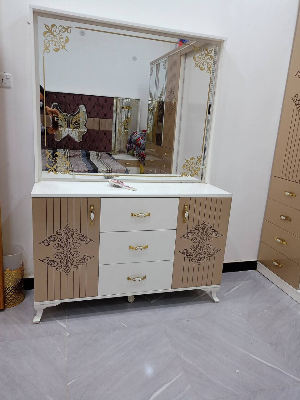 غرفه تركيه للبيع مستخدمه بس اخت الجديده سعر مناسب الشراي يتصل ع صاحب الغرفة /***********
