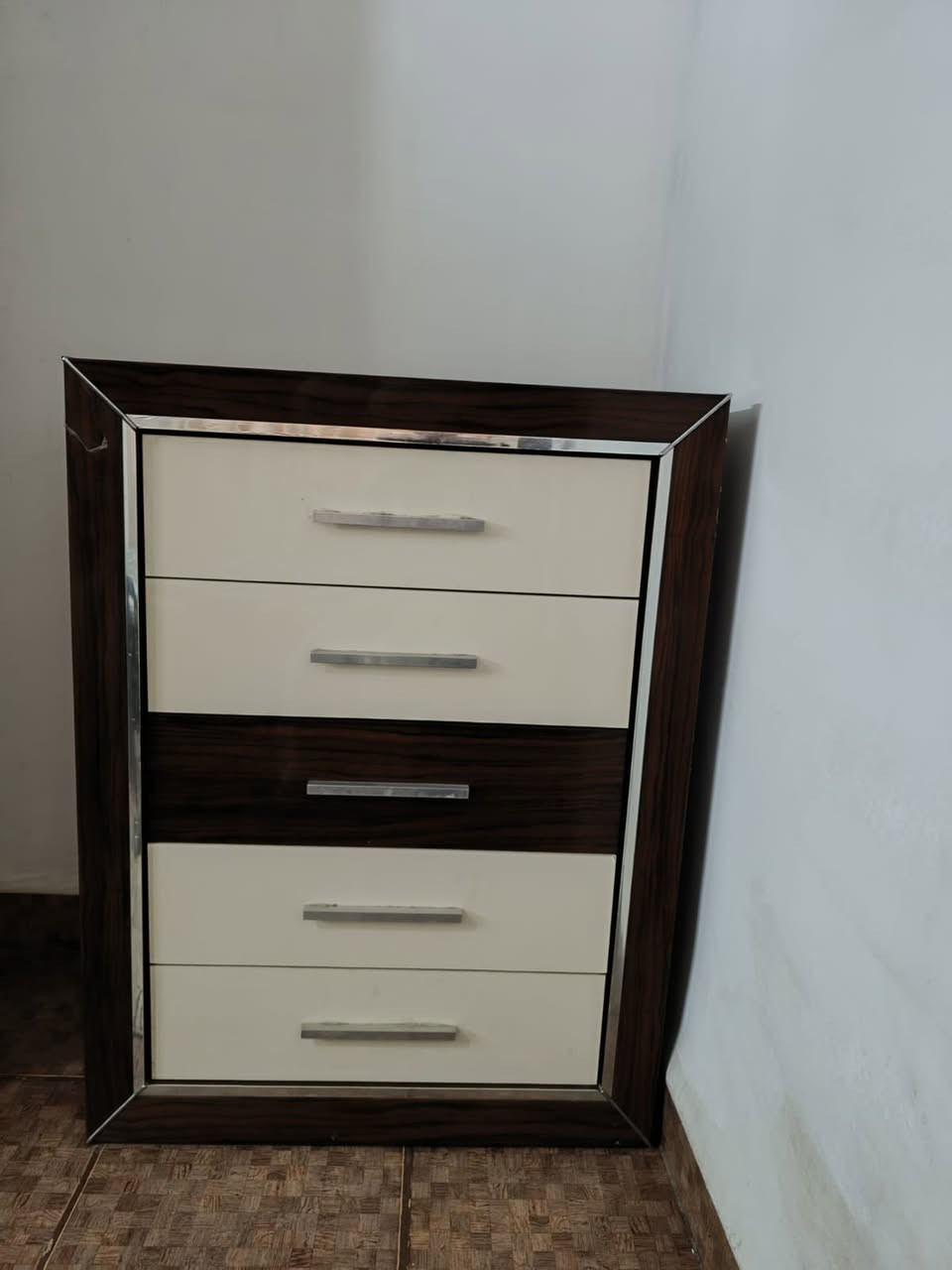 ژووری نوستن بۆ دوو نەفەر
نرخ: ١،٥٠٠،٠٠٠ خاتریش هەیە 
ناونیشان: سلێمانی
***********
