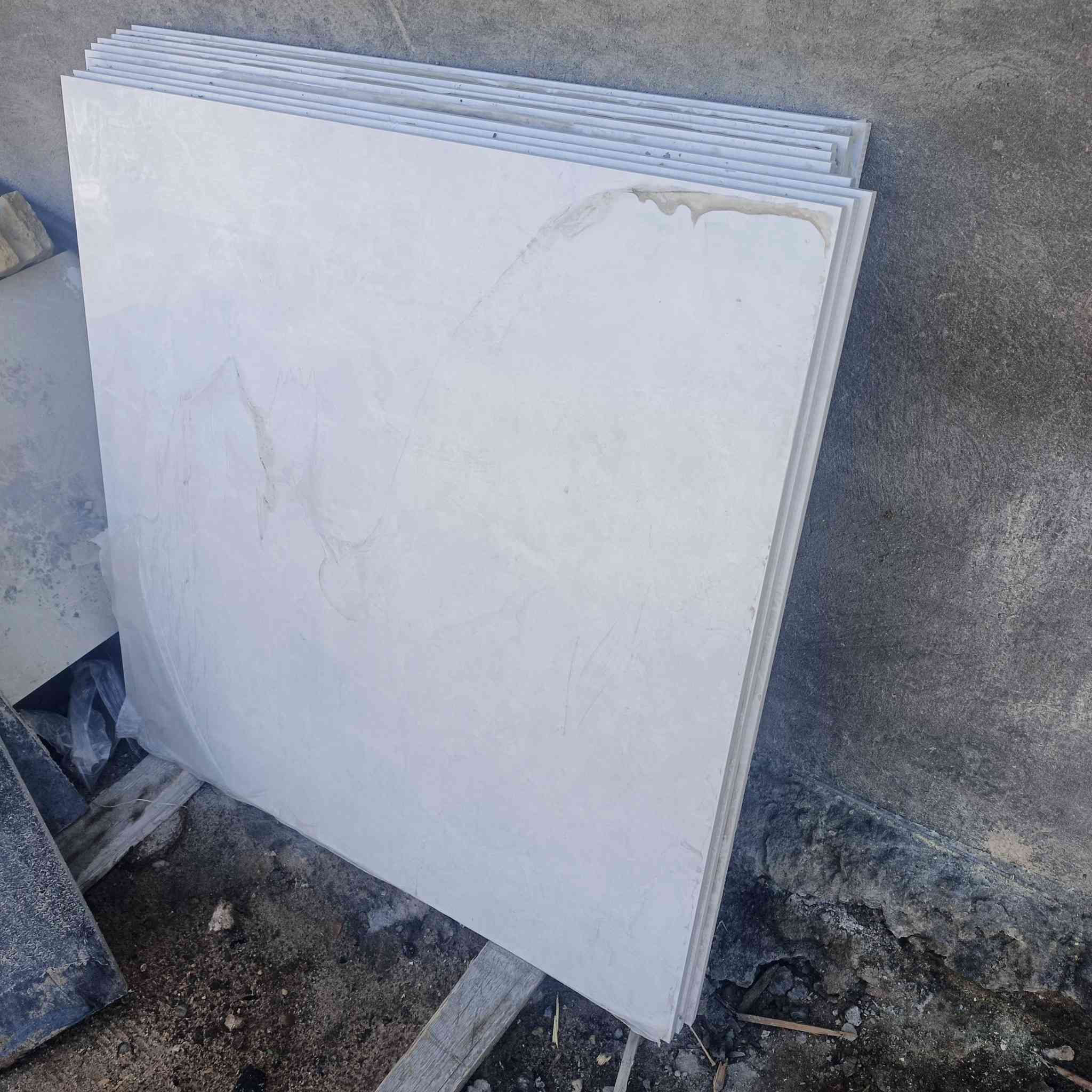 سلام عليكم عندي سيراميك بورسلين عددهن11وحده بعدهن جدد قياسهن80في80مكاني صكلاويه ***********
