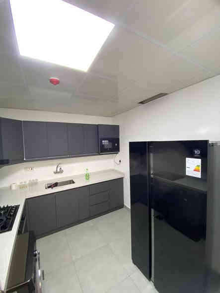 🛑شقة مؤثثة للايجار 🛑
مجمع السلام السكني 
المساحة ١١٣
غرفتين نوم وحمامين ومطبخ وصالة +بالكون كبير 
الشقة مؤثثة اثاث حديث
السعر مليون 
التواصل
***********
