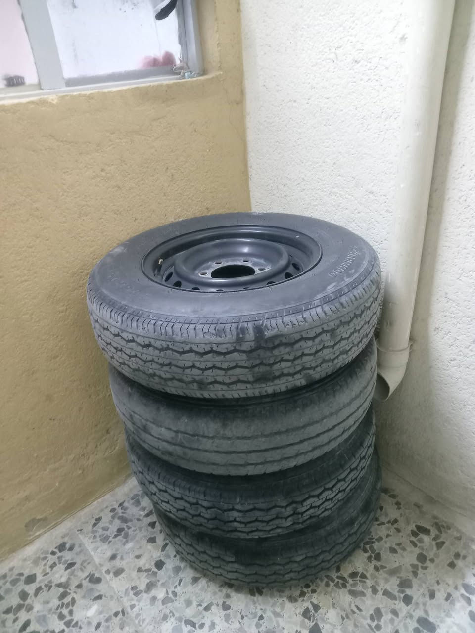 السلام عليكم  ويلات للبيع حجم (15)عدد _4_ مع  تايرات عدد_4_ تايرت زوج جدد وزج نص عمر السعر (200)وبيهن مجال للتواصل الاتصال على الرقم ***********
