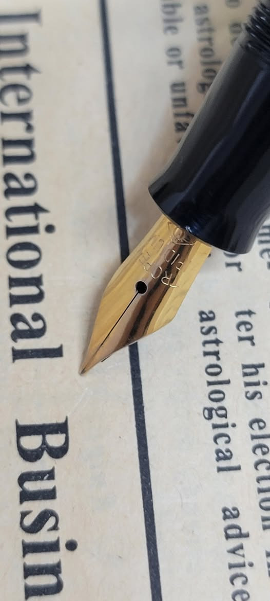 السلام عليكم
توفر قلم تروبين الماني الصنع غير مستخدم نهائيا بالعلبة مع تطوالة مكتب

سنة الصنع : ستينات
بلد الصنع : المانيا
البدن : ريزن لامع اسود حامل الورق لون ذهبي 
نظام التعبئة : piston خزان داخلي يسحب كمية كبيرة من الحبر
حجم النبلة : Flexible Nib نبلة تتوسع بالضغط (اخر صورتين توضح الفرق)
السعر مع علبة حبر 50 مل : *65،000 دينار * بدل من *70،000*
للحجز يرجى مراسلتنا عبر الواتساب 
***********
