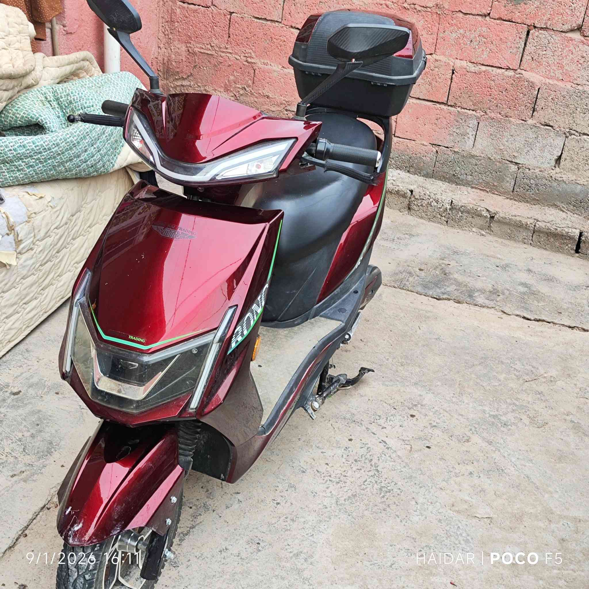 سلام عليكم عندي دراجة شحن سكنس عدد البطاريات 6 السرعه 60  البيع بيها بس الويل اعوج مثل ما واضح امامكم بل صوره السعر 650) وهاذا رقمي ولحاب  يستفسر يتواصل وياي ***********
