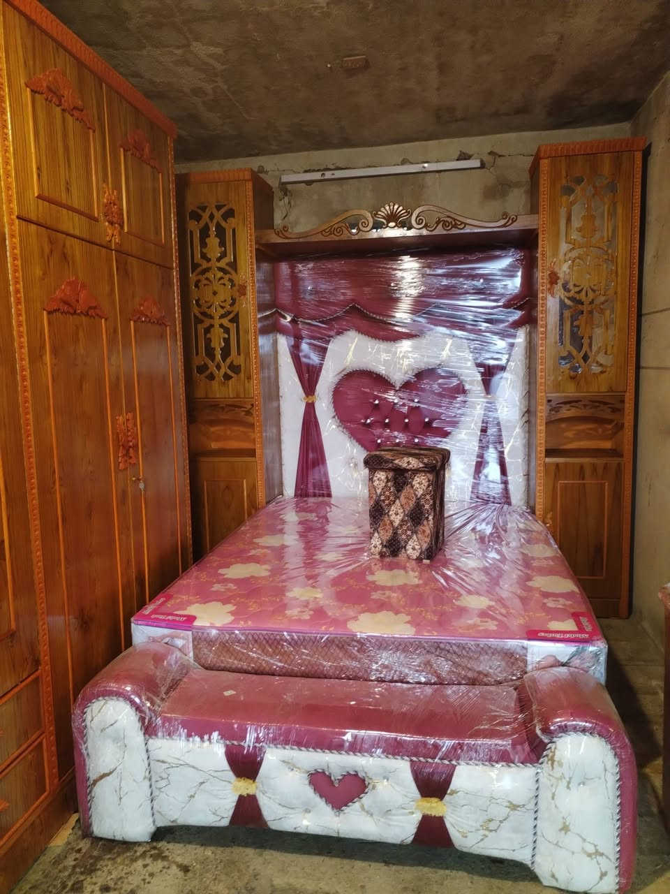 غرفه 5 ابواب. ملحق ابراج جديد فصال ثقيل نقش زان يدات زان 5مليم شر ط جديدها عرض خاص السعر 900 موصل باب جديد داخل ساحه. نادي الفتوة الريا ضي  ***********  ***********
