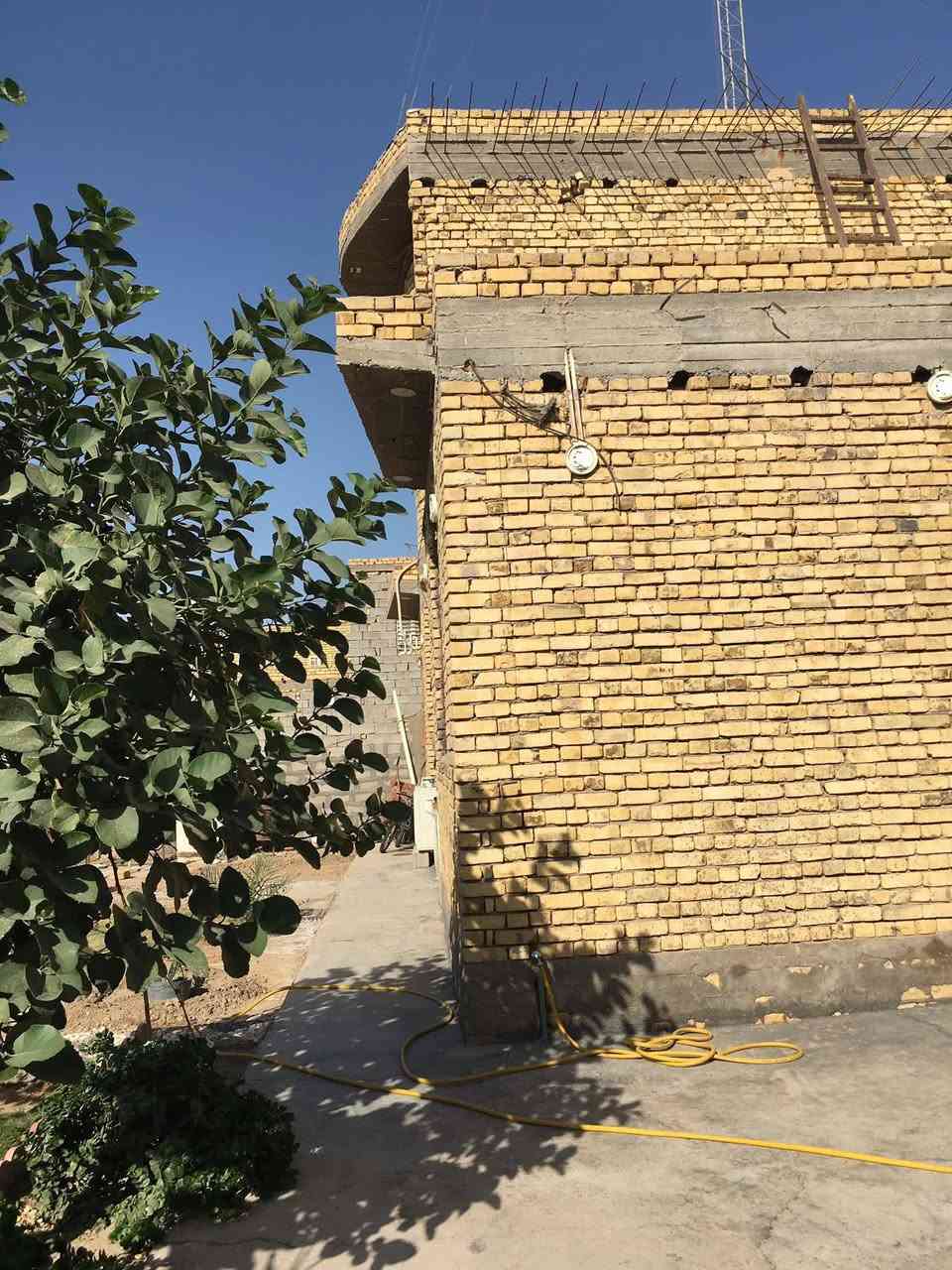 السلام عليكم بيت مساحه 400 منطقه نياز تبليط وماي وامبير ومدرسه وسكن غرفتين وصالتين وصحات داخليه خارجيه ودوانيه وحديقه وبصفه قطعه 400 للتواصل ***********.
