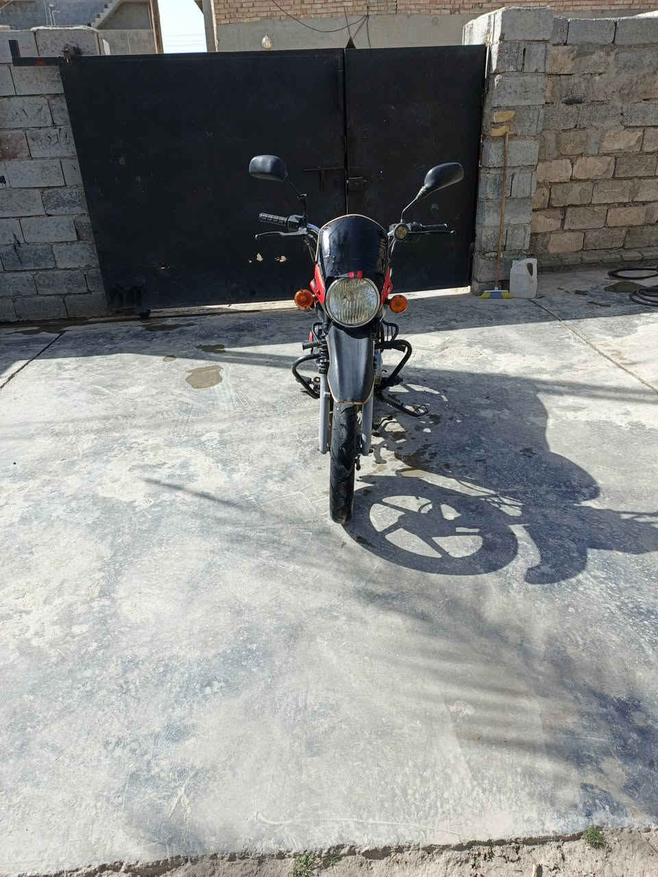 دراجه بوكسر موديل ٢٠١٧دراجه مثل متشوف كدامك دراجه حلوه ونضيفه مابيهة أي نقص اوراق موجوده ومدفوع الكمرك مالهة رايدهة بي٧٥٠ وبيهة مجال مكاني الكرمه وهذا رقمي ***********
