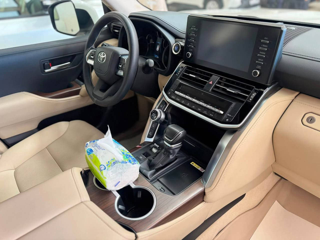 🚘 للبيع: تويوتا لاندكروزر 2024

🔹 موديل 2024
🔹 لممتد ساز
🔹 الممشى: 18 ألف كم حقيقي
🔹 رقم بغداد (باسمي)
🔹 مكفولة كفالة عامة
🔹 السيارة بحالة ممتازة جداً ولا تحتاج أي مصروف

📍 العنوان: بغداد

للاستفسار والمعلومات أكثر يرجى التواصل على الخاص أو الاتصال. ‭***********‬ بغداد, العراق
