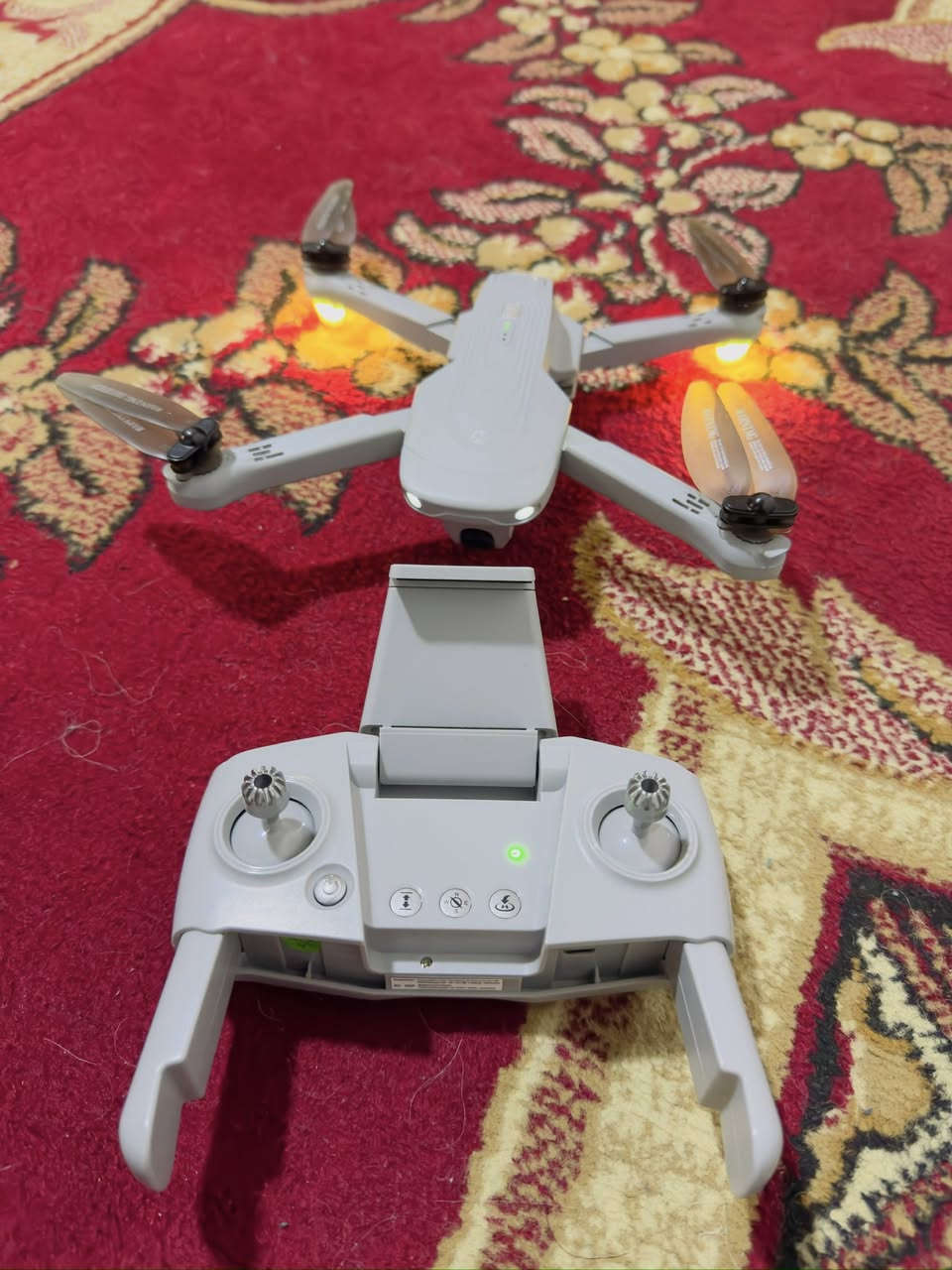 #طائرة درون
• الوزن: حوالي 200 غرام تقريباً.  ￼
 • القياس:
 • مطوي: 145 × 90 × 60 مم
 • مفتوح: 360 × 300 × 70 مم.  ￼
 • مدة الطيران: حوالي 22 دقيقة لكل بطارية.  ￼
 • مدى التحكم: حوالي 350 متر في الهواء الطلق.  ￼
 • مدى نقل الفيديو (FPV): حوالي 300 متر.  ￼

📷 الكاميرا
 • دقة الصور: 4096 × 3072 (حوالي 4K للصور).  ￼
 • دقة الفيديو: حتى 1080p.  ￼
 • زاوية العدسة: 110°.  ￼
 • زاوية حركة الكاميرا: من 0° إلى −90°.  ￼

🔋 البطارية
 • السعة: 1300mAh
 • الجهد: 7.6V
 • وقت الشحن: حوالي 150 دقيقة.  ￼

⚙️ المميزات
 • GPS للعودة التلقائية عند فقدان الإشارة.
 • تثبيت الارتفاع (Altitude Hold).
 • إقلاع وهبوط بزر واحد.
 • وضع Follow Me لتتبع الشخص.
 • الطيران حول نقطة أو مسار محدد.  ￼

📦 محتويات العلبة
 • الدرون
 • جهاز التحكم
 • بطاريتان
 • مراوح احتياط
 • كابلات شحن
 • واقيات للمراوح


**إذا كنت صاحب هذا الإعلان وتريد حذفه لأي سبب، رجاءا أرسل رسالة إلى الدعم الفني**