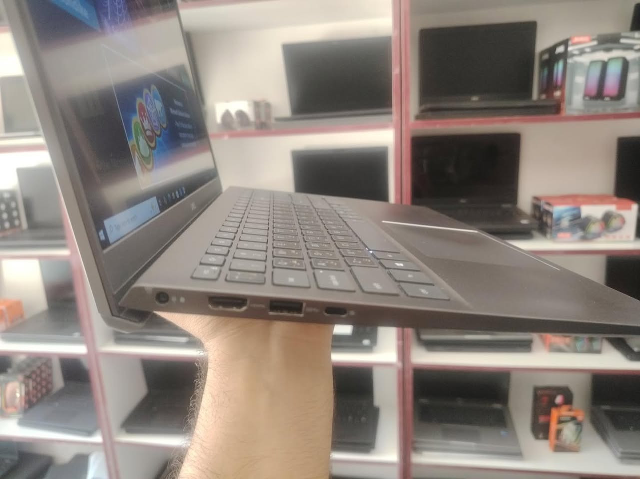 🎩 إذا أنت ذوّاق ومو أي لابتوب يعجبك… شوف هاي التحفة الفنية! ✨

💼 Dell Vostro 15 5501

✅ Intel Core i5-10th Gen
✅ RAM 8GB DDR4
✅ SSD 256GB M.2 NVMe
✅ شاشة 15.6” FHD
✅ Intel Graphics 4GB)

💰 السعر: 340,000 دينار فقط

✨ جهاز مفحوص بعناية وجاهز للاستخدام
🛡️ ضمان استبدال لمدة شهر مع وصل شراء
🔋 البطارية حسب الاستخدام (تقريبًا 1–4 ساعات)
🎒 يجي ويّاه الشاحن الأصلي + حقيبة + ماوس + ماوس باد
💻 فورمات مجاني وتنصيب Windows 10 أو Windows 11 مُفعّل حسب الطلب
📸 نرسل صور وفيديوهات للجهاز نفسه قبل الشحن

📍 موقعنا: بغداد – الأمين الثانية – شارع سكينة ورقية

📱 واتساب لابتوبيا: ***********

📩 راسلنا الآن واحجزه قبل نفاد الكمية، وإذا محتار شنو يناسب استخدامك، فريق لابتوبيا يساعدك تختار أفضل خيار حسب احتياجك وميزانيتك.
