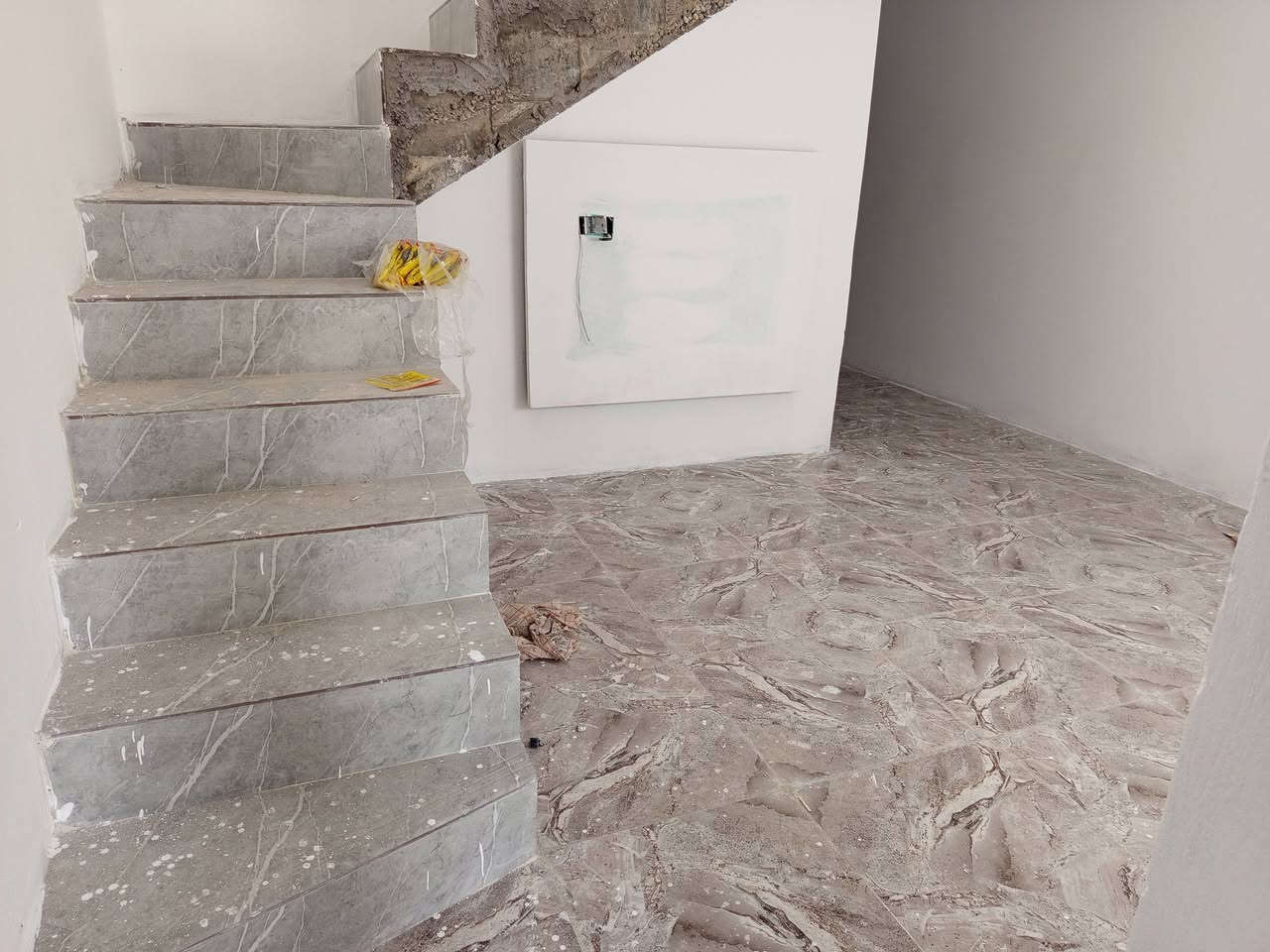 مشتملين طابقين متجاورات ركن١٠٠ م كل واحد طابو زراعي سند ٢٥ مكاتبه ووكاله تستلم ماء وكهرباء وتبليط وخط مولد وإنارة الاستلام قبل نهاية شهر شباط الاول استقبال ومطبخ وصاله  وغرفة نوم وصحيات داخليه وخارجية والثاني صاله وغرفة نوم وصحيات ام العضام شارع السده خلف الصناعه الثالثه سعر الواحد ٦٣ مليون وبي مجال للشراي للاستفسار خاص او ***********
