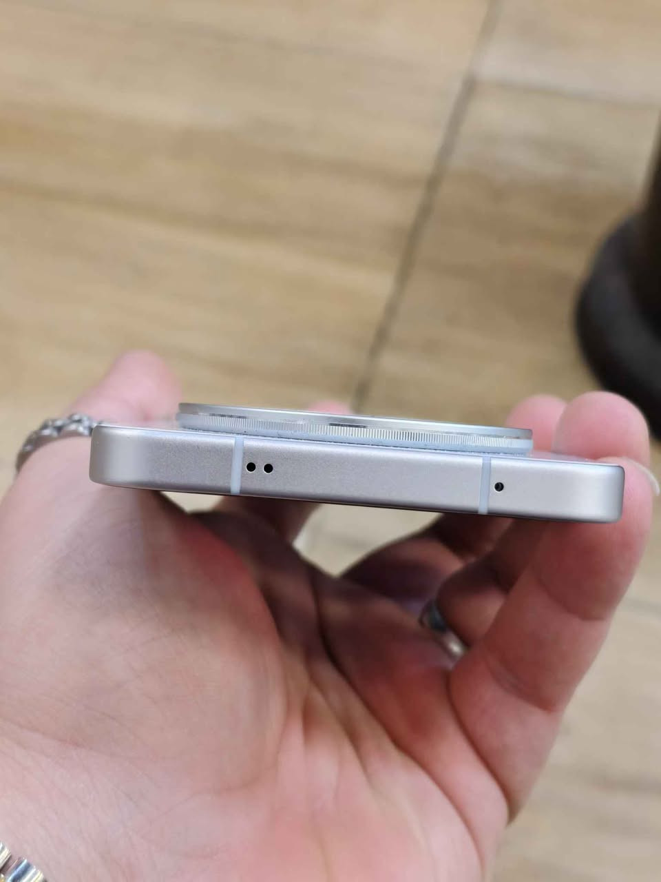 Vivo x200S
16/512
Dimensity 9400+
Battery 100 
كامل ملحقات السليمانية, العراق


**إذا كنت صاحب هذا الإعلان وتريد حذفه لأي سبب، رجاءا أرسل رسالة إلى الدعم الفني**