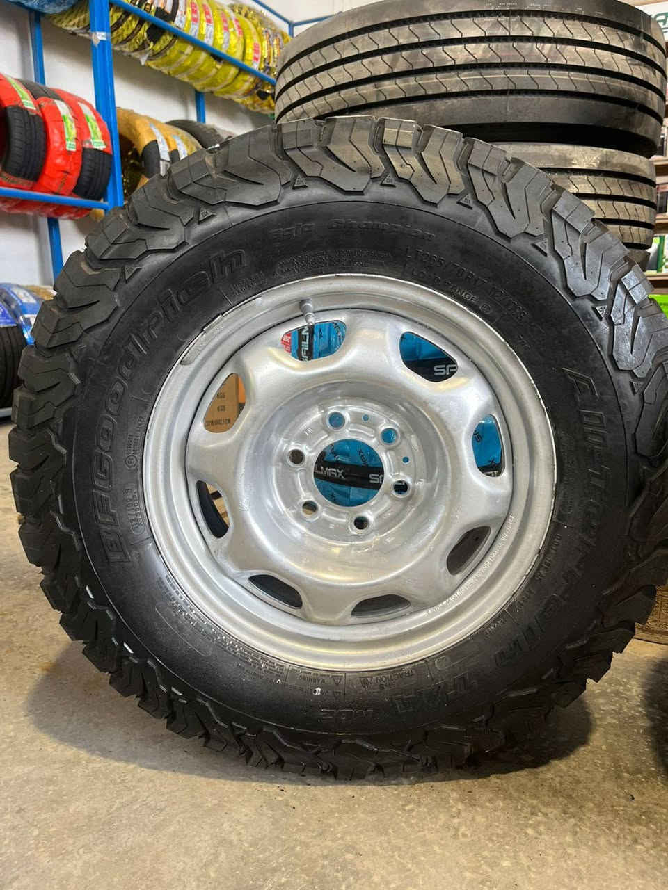 تخم ويل 
مونيكا قديم - لاندكروز - نيسان باترول 
تخم تاير بي u.s.a امريكي نضافة ١٠٠٪
العنوان : الكوفه / شارع المعمل / قرب فلكة معمل اسمنت الكوفه / مجاور جامع آل شبل 📍
للاستفسار : ***********
#اطارات #سيارات #fyp #foryoupage
