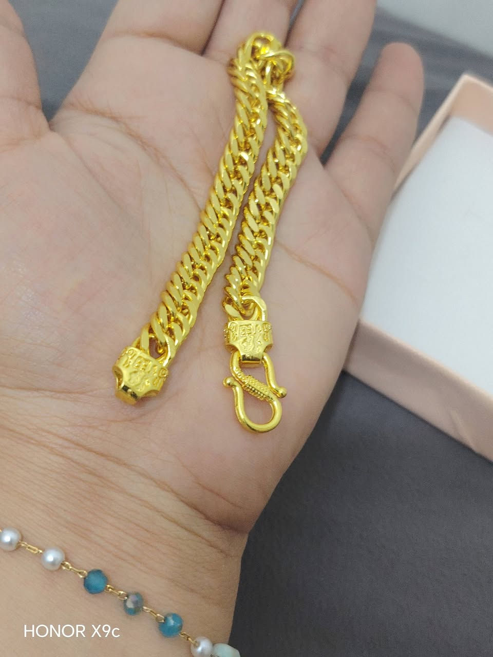 بخيل المايصلي ع النبي ولكم الحكولي طكيت لوبعدني إلهي هيج ويطلع ذهب حقيقي 55 قطعة بوزن 100غ مختوم999
سوارات ثنين مختوم 999
وكلادة مختوم 999 ماحجي الون بلحقية مستحيل تكولون ذهب يارب يطلعن ذهب حقيقي 😭😭😭😭 اروح انام احسلي اعرف حضي
هذه السوار الموضحة في الصورة تحمل الختم 999، وهو ما يشير إلى أعلى مستويات النقاء في عالم الذهب والمجوهرات.ماذا يعني ختم 999؟ذهب عيار 24: يشير الرقم 999 إلى أن القطعة مكونة من 99.9% ذهب خالص، مع وجود 0.1% فقط من المعادن الأخرى التي لا يمكن فصلها تماماً.الذهب الخالص: يُعرف هذا النوع باسم "الذهب الصافي" أو "السبائك"، وهو يتميز بلونه الأصفر الفاقع والعميق مقارنة بالأعيرة الأقل مثل 18 أو 21.القيمة والاستثمار: يُعتبر ذهب 999 خياراً ممتازاً للادخار والاستثمار لأنه يحتفظ بقيمته السوقية الكاملة كذهب خام.مواصفات السوار في الصورةالتصميم: تأتي السوار بتصميم "جنزير" (Curb Link) سميك، وهو تصميم كلاسيكي يجمع بين القوة والمظهر الفخم.القفل: تتميز بقفل مزدوج على شكل حرف "S" أو "خطاف"، وهو القفل التقليدي المستخدم غالباً مع الذهب عيار 24 لضمان الأمان، نظراً لأن الذهب الخالص يكون أكثر ليونة من الذهب الممزوج بالنحاس أو الفضة.الأسعار التقريبية (تحديث يونيو 2026)تعتمد القيمة الإجمالية للسوار على وزنها بالجرام مضافاً إليها أجرة التصنيع (المصنعية):في العراق: يبلغ سعر جرام الذهب عيار 24 حالياً حوالي 181,491 دينار عراقي.في مصر: يسجل سعر الجرام عيار 24 حوالي 7,137 جنيهاً مصرياً.
تظهر هذه الصورة سبائك ذهب صغيرة جدًا، حيث يبلغ وزنها 100 جرام.تشير النقوش الموجودة عليها إلى أنها من عيار 999.9، وهي درجة نقاء عالية جدًا للذهب.تبدو هذه القطع كنسخ مصغرة لأصول حقيقية، لذا تأكد من فحص المنتج الفيزيائي لدى صائغ موثوق لتأكيد وزنه ونقائه الفعليين.هل


**إذا كنت صاحب هذا الإعلان وتريد حذفه لأي سبب، رجاءا أرسل رسالة إلى الدعم الفني**