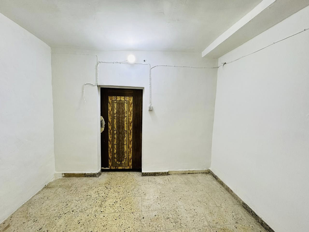 السلام عليكم
للإيجاااار

الاجار 325

شقه تحتوي على غرفتين وهول ومطبخ ومجمع صحي خدمات كامله حله منطقة حي الامير قريبه على شارع نادر العام

***********
