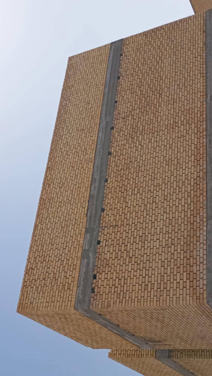 خلفه بناء طابوك متفرغ
***********
