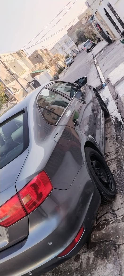 سيارة نظيفة مال بيت وارد خليجي رقم اربيل مابيها ضرر بس باب السايق مصبوغ بدون دواخل شاشه ايباد محرك 20 بدون توربو للاستفسار على هذا الرقم بي واتساب 
*********** أربيل, العراق
