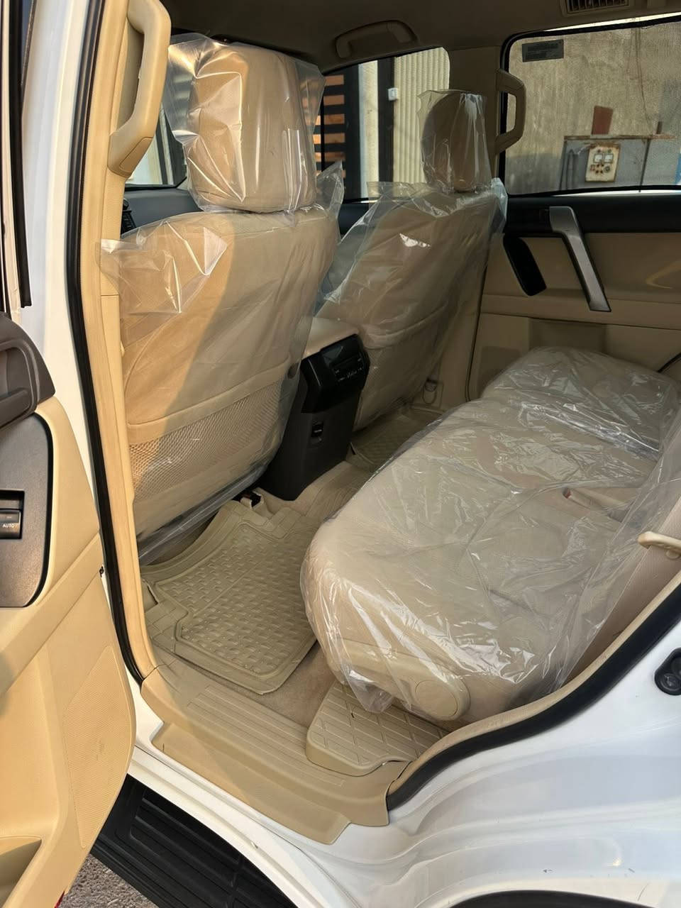 السلام عليكم للبيع تيوتا برادو 
موديل ٢٠١٤ 
الون ابيض 
رقم بصره 
محرك ٦ سلندر ٤٠٠٠
كويتي فور ويل شاشه كامرات بلادي 
تحكم مري  مرايات شفط تحكم ستيرا 
سبير تعليك دبل تانكي 
ثلاجه كفاله ضربه وصبغ وتبديل 
السعر ٢٨٠ 
بيع او مراوس  *********** 
مكان البصره حي المهندسين
