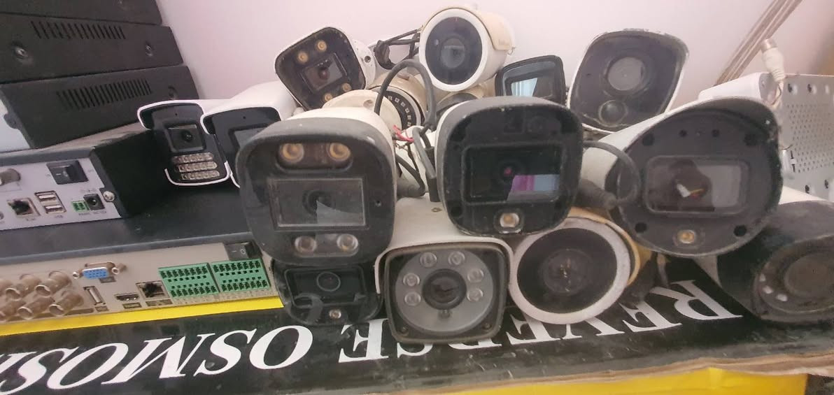 ابيع شلع بس 
اجهزه ديفي ار وكامرات مستخدمات 
ديفي ار ١٣ قطعه 
كامرات ٣٥ قطعه 
# الديفي ار بيهن
١٦ جنل قطعتين 
٨ جنل قطعتين 
٤ جنل ٩ قطع 
شغالات مابيهن شي بس اكو بيهن قافل بي رمز واكو مابي

#الكامرات 
الكامرات بيهن نقص فيش واكو واكفات ميشتغلن 
الكامرات ابيع فحم ٣٥ قطعه سعر القطعه عله الف دينار بس 

# السعر الكلي ١٠٠ الف شلع كلهن 
راسلني واتساب 
***********
