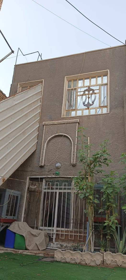 دار للبيع

مساحه 200م 
يحتوي على طابقين
 طابق الاول صاله وغرفتين ومطبخ وحمام
طابق الثاني صاله وغرفتين ومطبخ وحمام 
العنوان حي اور بالقرب من جامع ام البنين 
السعر  320 مليون
للاستفسار ‏‪***********‬‏
