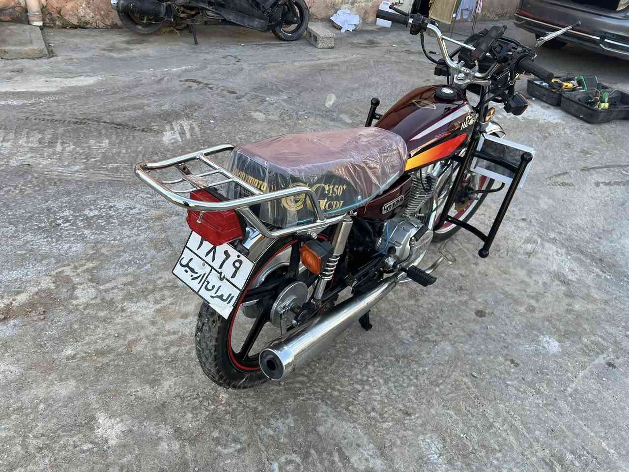 من رخصت الدمن دراجه يراني 5 كير 
رقم اربيل و سنويه اربيل تحويل ثاني يوم
ضفيره جديد
كيجات جديد
لايت. جديد
جاملغ امامي جديد
جملغ خلفي جديد
قبغ زنجيل جديد
باتري جديد
يشايرر امامي خلفي جديد
كابريتر جديد
واير كليجً وا وير رون جديد
و قمجي كيلو متر جديد
سيبايه جديد
درع امامي جديد
درع لايت جديد
طخم براغي جديد 
ستاند وقفيه جديد
يدات ليت و يشاير جديد
كشن مقعد جديد 
دراجه مصروف عليها
سعرها 850
مكان دراجه دهوك سوق 
رقم تلفوني :***********
