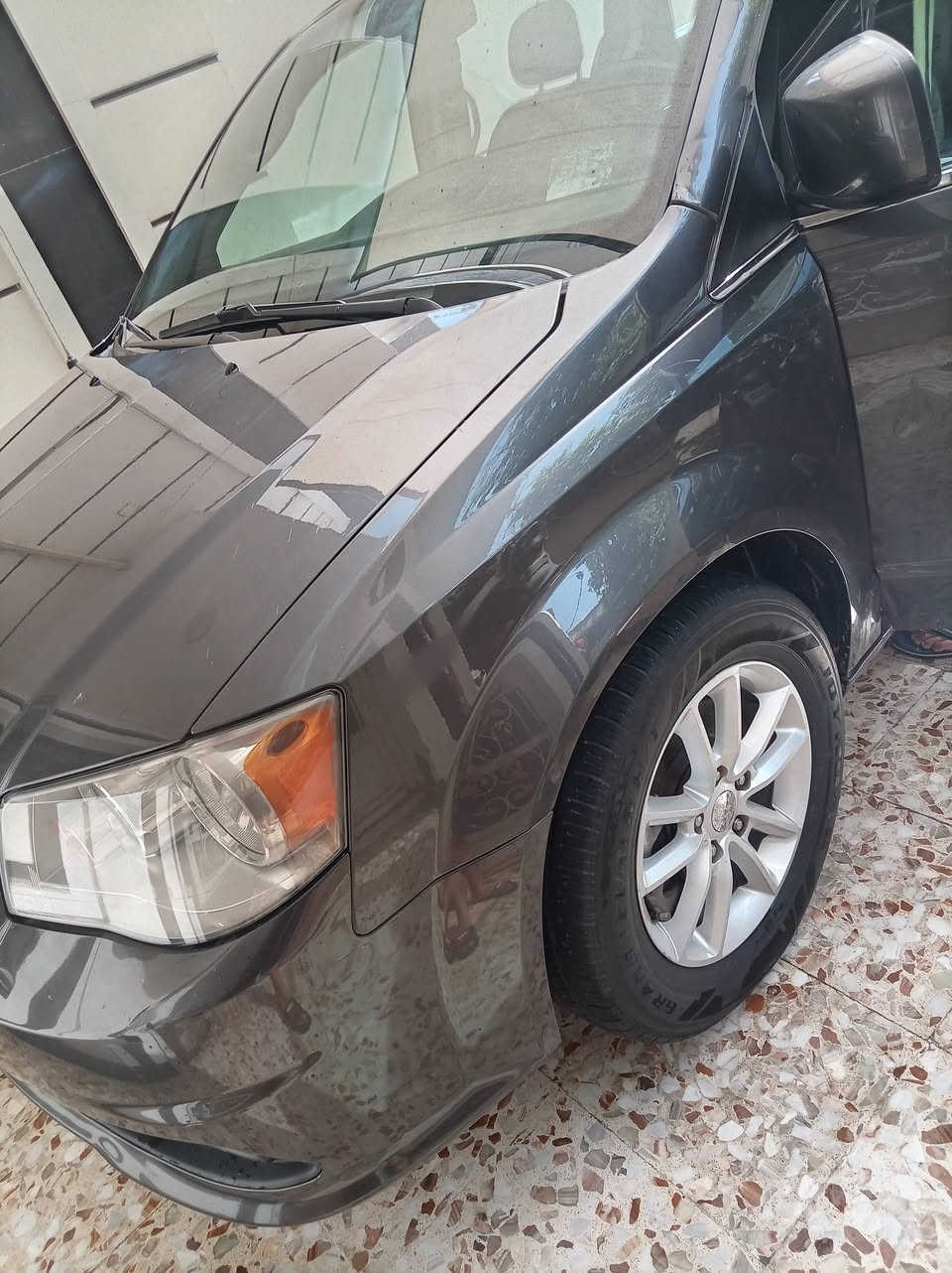 السلام عليكم دوج كرفان موديل ٢٠١٨ حادثها جانبي صبغ بابين وجاملغ امامي بجمها كبس سياره وهنا بلعراق صار بيها طخه بلجاملغ الخلفي موضحه بلصور وبيها شخوط وتكحيل موضحه بلفديو باب السايق مكانها بغداد حي الإعلام سعرها ١٨٢ بيها مجال للشراي ***********
