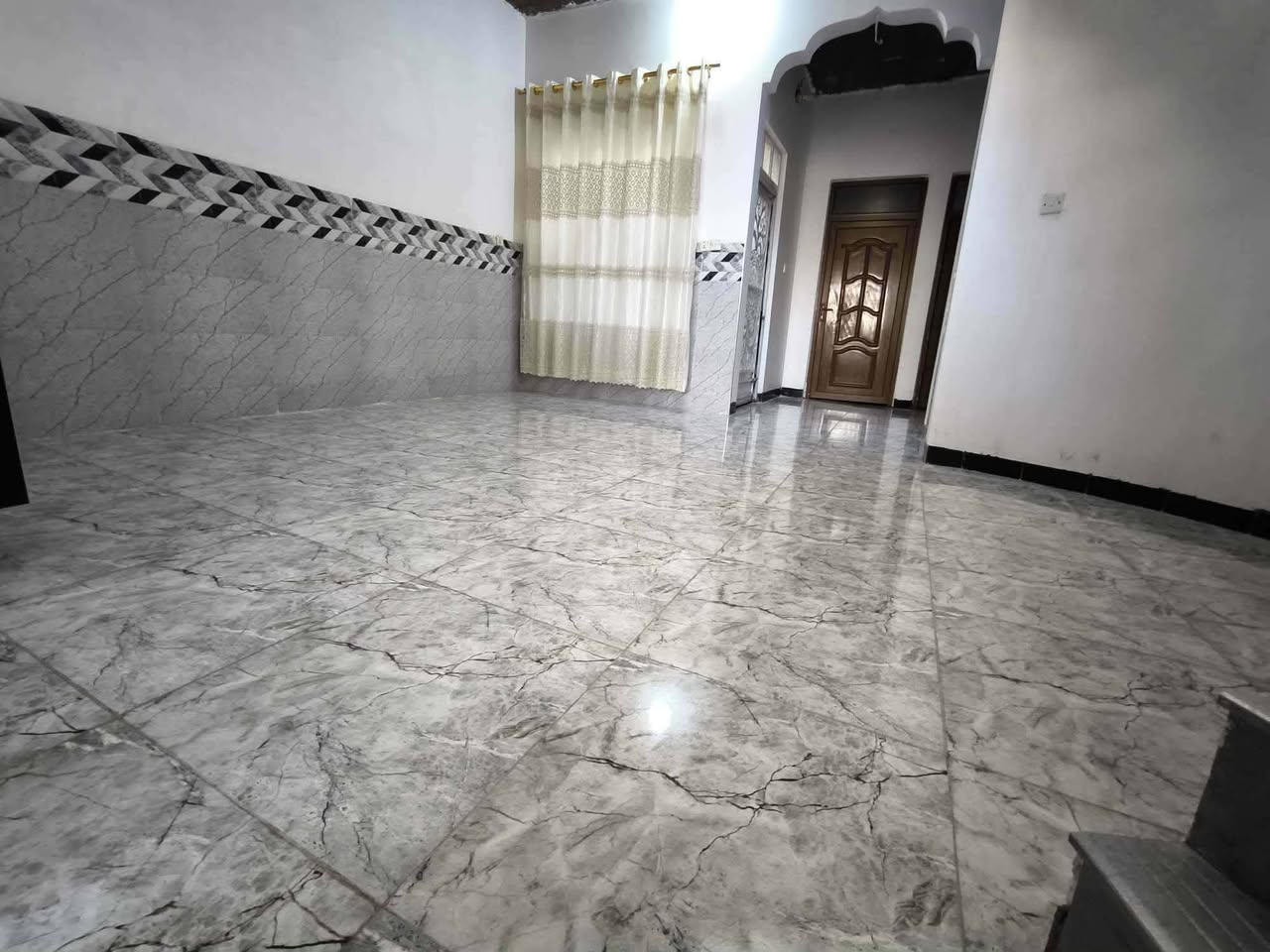 دار للبيع حي الملايين الثانية قرب جامع العادل مساحه الدار 140 متر طابق واحد بناء حديث يتكون من غرفتين نوم وهول واستقبال خدمات كاملة شوارع ماي كهرباء للستفسار اكثر راسل الحساب او اتصل على ***********
