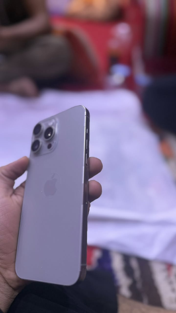 السلام عليكم
15 pro max 
بطاريه 89 مبدل بس شاشه اصليه من ابل لا تعلك ولا شي
الباقي مكفول من كلشي شاصي نضيف كلش ومغلف نانو 
العنوان بصره 
السعر 950 الف 
***********
