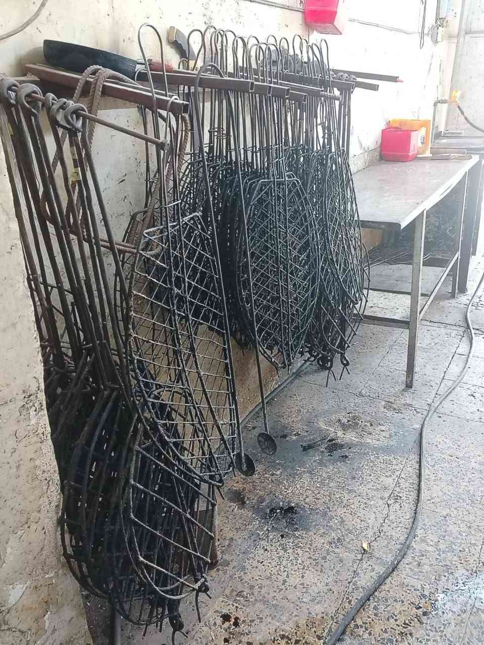 السلام عليكم ورحمة الله وبركاته شباب محلات2 واحد بلضهر واحد واچيه مال سمج مسگوف للبيع هذا شغله وهذا غراضه كدامكم ثلاجه غطاس عدد 2 مشوايه وحده طباكات 25 حديد و25 استيل واحواض ثنين وسستم كامرات كامل وقفص خشب بلباب محل كامل ميوزة مباشر تشتغل بي مي كهرباء خير من الله عنوان المحل بغداد بلبديات قرب مطعم حيدر ابو الشربت اني مكلف بنشر هذا رقم راعية ***********
