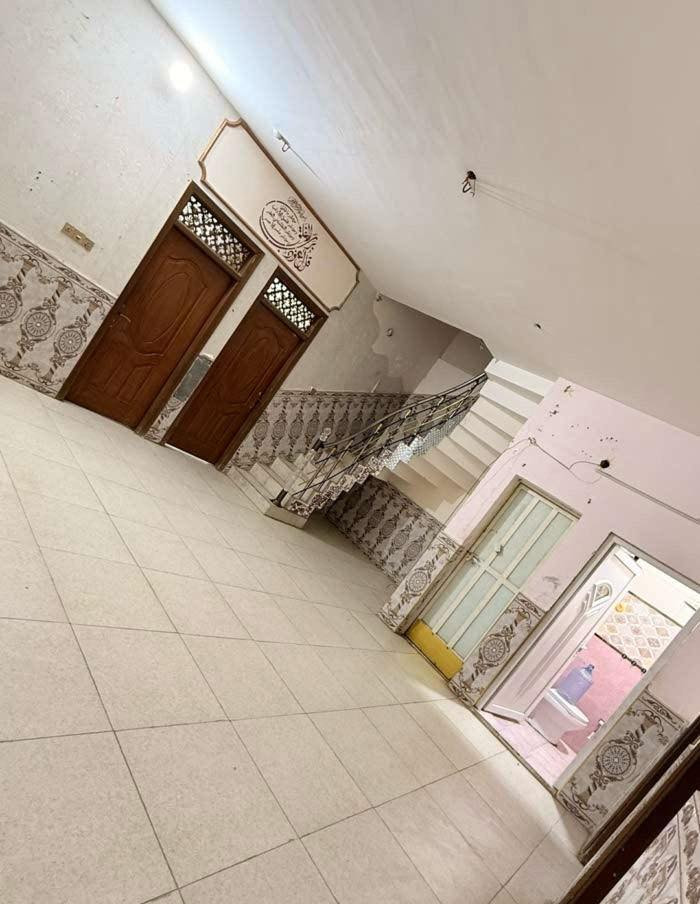 للأيجار في حي المهندسين ساحة الرمل طابق واحد يتكون من غرفتين و صالة و مطبخ و استقبال وصحيات وغرفة ثالثة في السطح سعر الايجار المطلوب 775 
***********
