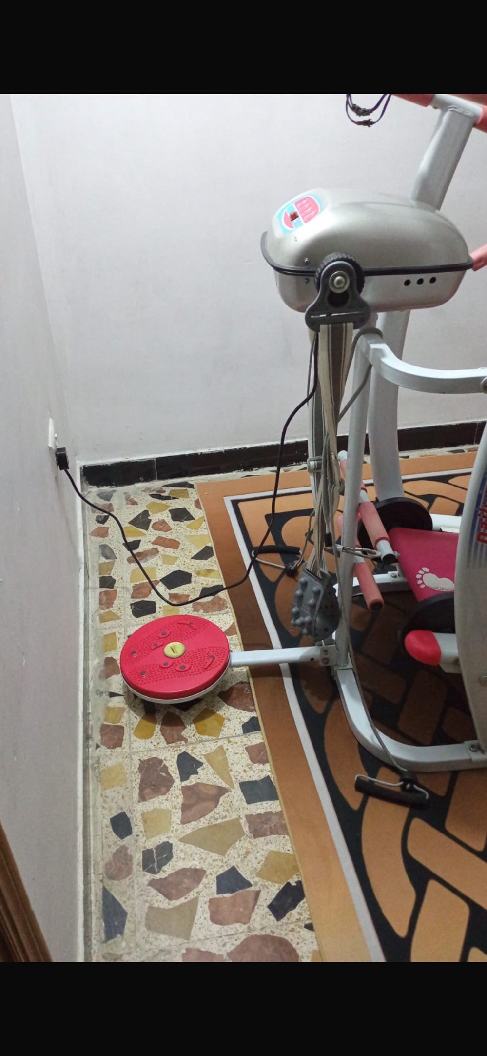 معروض للبيع جهاز مشي بحالة جيدة ومناسب للتمارين المنزلية. تصميمه خفيف وسهل الاستخدام. مثالي للأشخاص اللي يدورون على حل رياضي في البيت بدون الحاجة للذهاب للنادي. 

استخدام خفيف وقليل، ومحتاج أفرّغ المساحة لشراء معدات جديدة. السعر قابل للتفاوض.